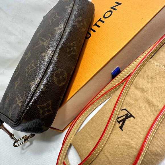 Louis Vuitton Accessories Pouch - Picture 6 of 11